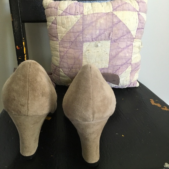 🔴 SOLD Cami Suede Natural Pumps with Bow - Picture 5 of 6